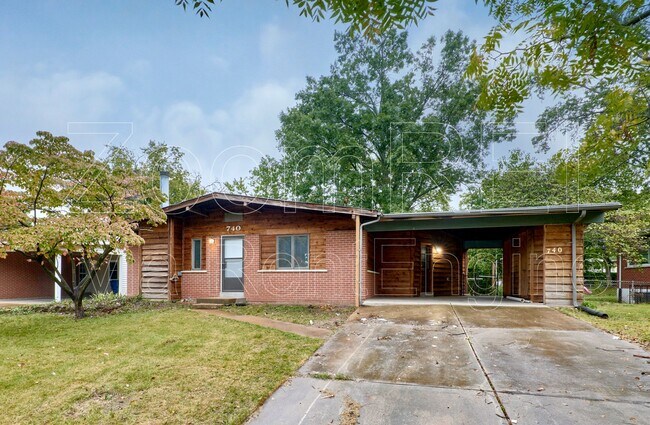 Building Photo - 740 Jamaica Pl