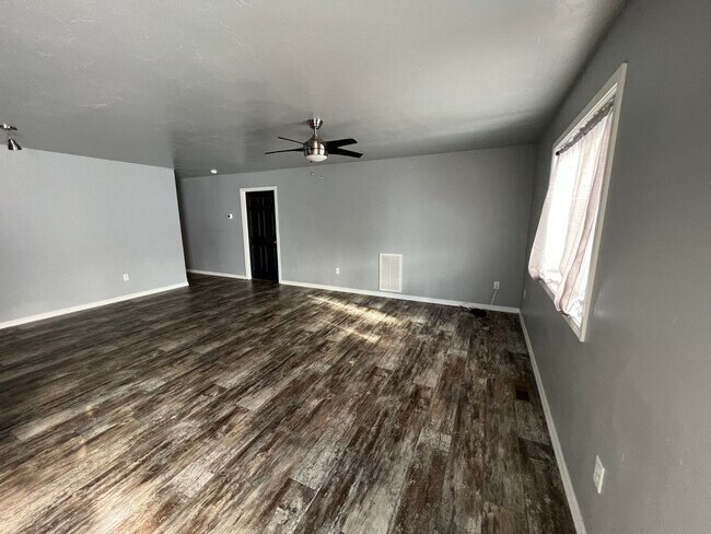 Foto del edificio - 48 41 Ave NW