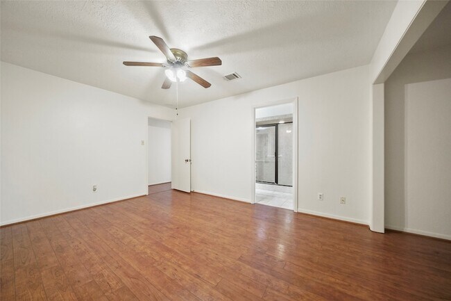 Building Photo - 523 S Rivershire Dr