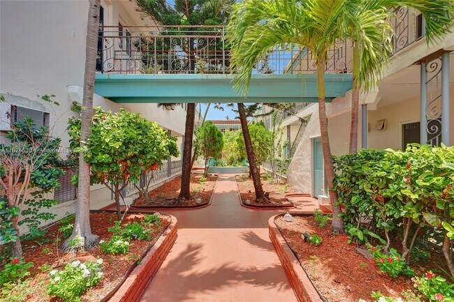 Foto del edificio - 7300 Byron Ave