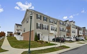 Foto principal - Beaufiful 3BR 2.5BA end unit town home wit...