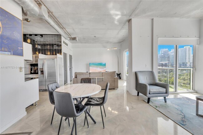 Foto del edificio - 10 SW South River Dr