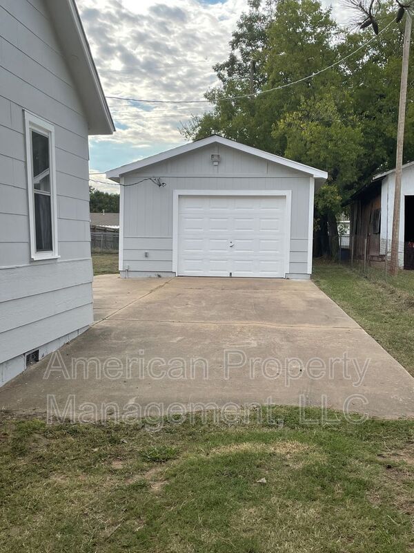 Building Photo - 814 N Hodge St