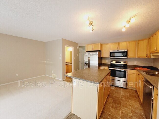Photo du bâtiment - 380 Silver Berry Rd NW