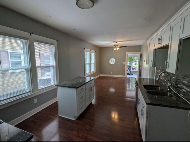 Building Photo - Beautifully updated 2 bedroom house!