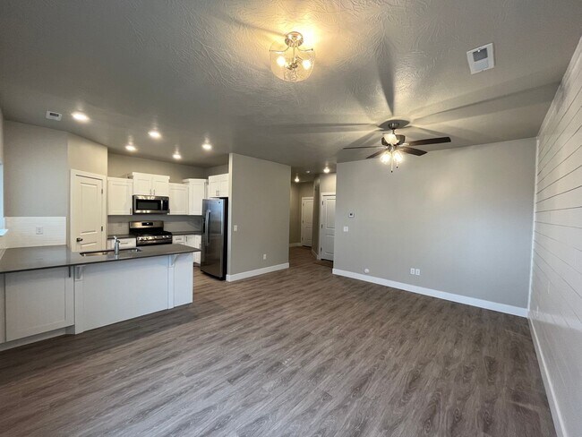 Foto del edificio - Beautiful Brand-New Townhome!!