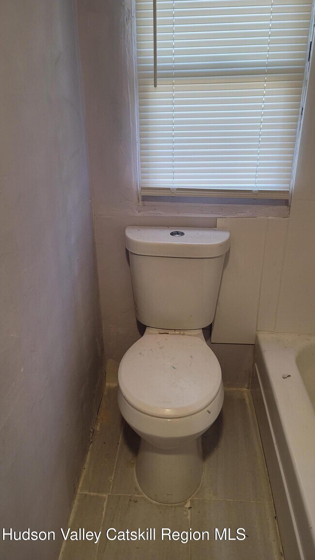 Building Photo - 5 Maple St