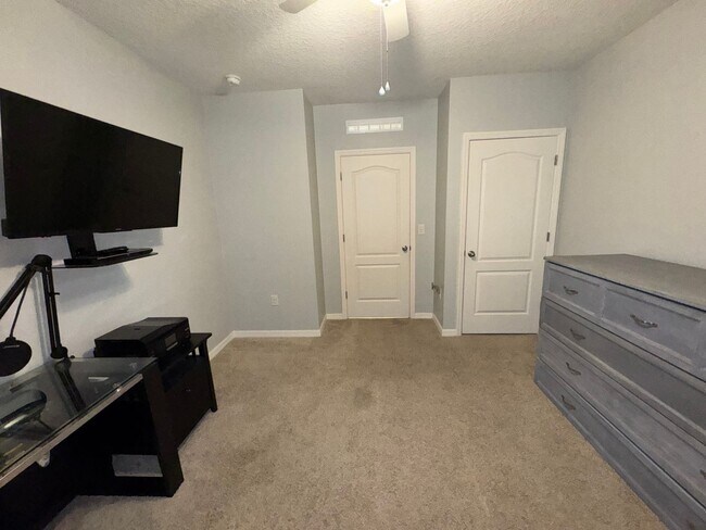 Building Photo - 4 Bedroom Single Family Home in Orange City