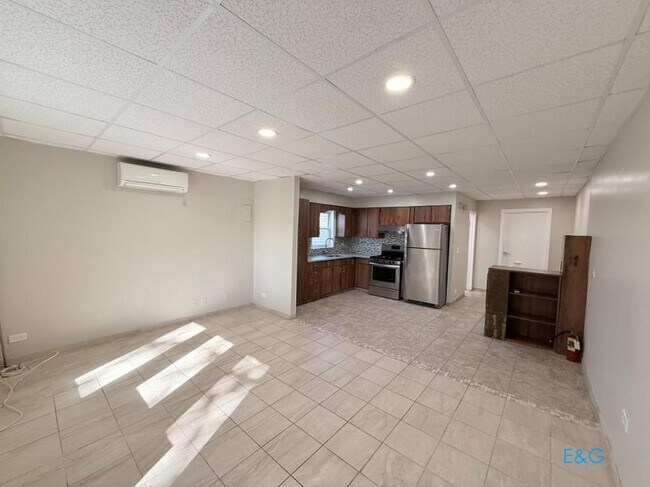 Foto del edificio - 1 bedroom in RIDGEWOOD NY 11385