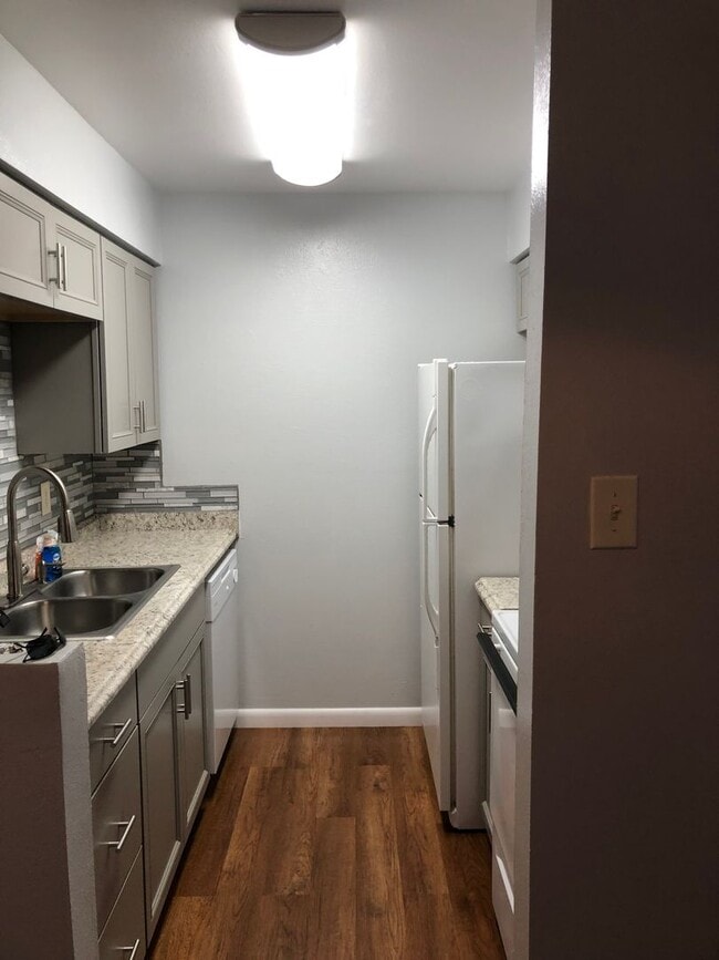 Building Photo - NE UPTOWN WINROCK CONDO 1 Bedroom 1 Bath -...