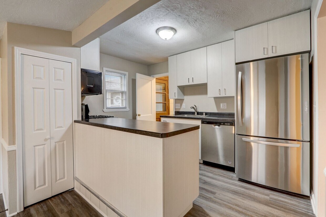 Foto principal - Charming 2BR/2BA Single Family Home!