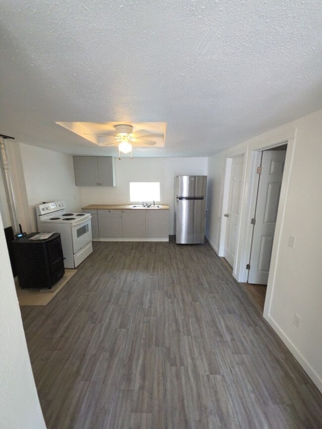Building Photo - Lakeshore Triplex