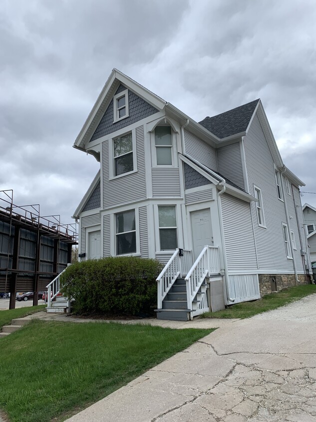 Primary Photo - 711 N Hawley Rd