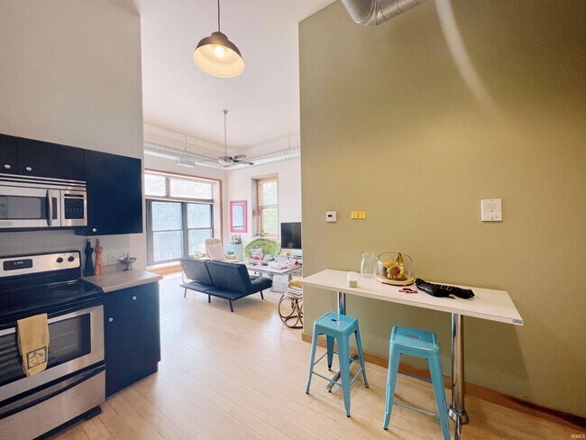 Building Photo - 213 N Walnut St