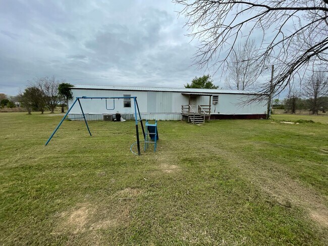 Foto del edificio - Country living with spacious front and backyard - 3 beds/ 2bath available now