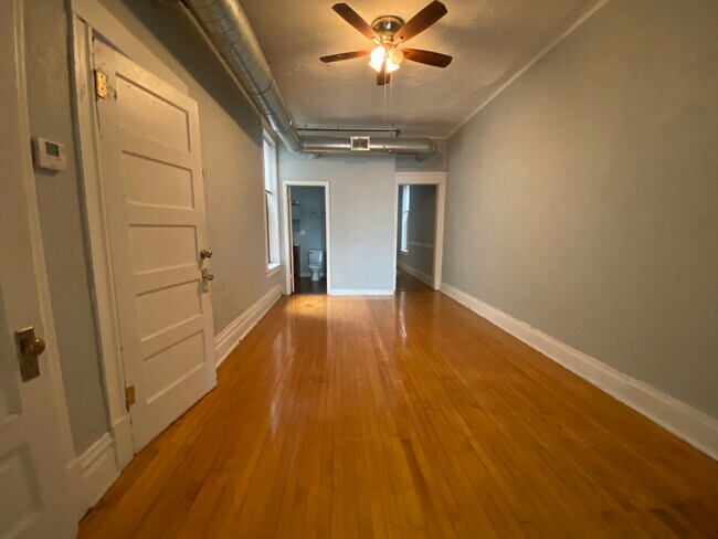 Building Photo - 2850 N Clark St