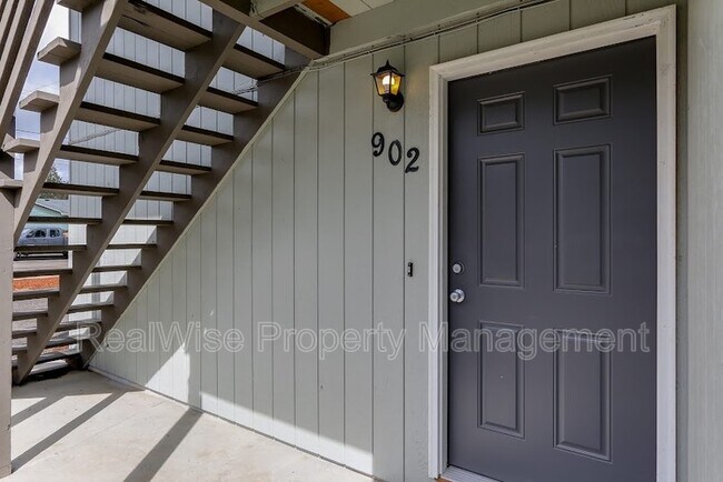 Building Photo - 902 S Comstock Rd