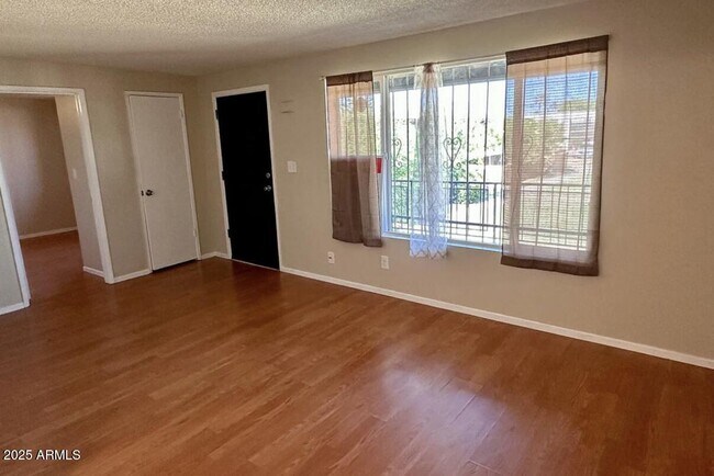 Foto del edificio - 2411 W Hazelwood St