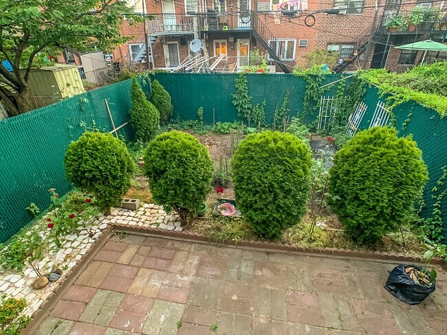 Foto del edificio - RENOVATED 1BR w/ PRIVATE BACKYARD
