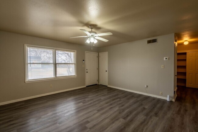 Building Photo - Available now! 3 bed 1 bathroom in Tulsa!