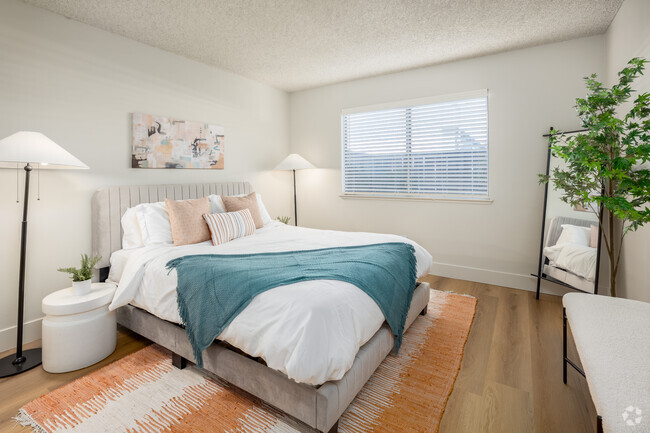 1BR, 1BA - 756SF - Bedroom - Standiford Court Apartments