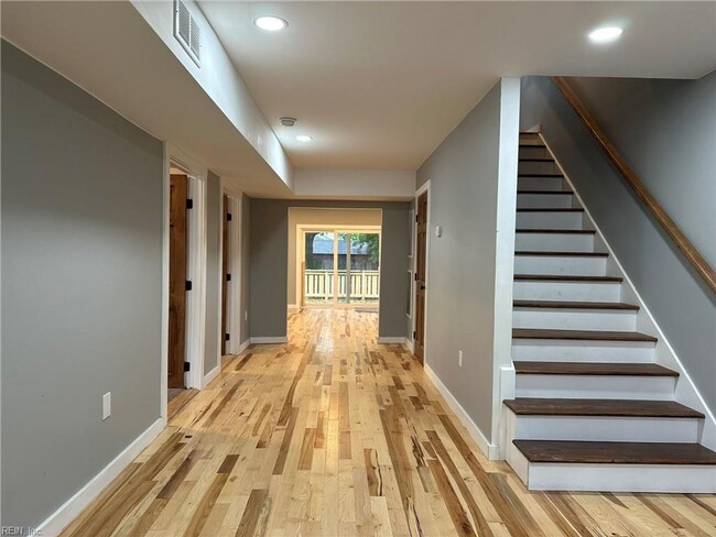 Building Photo - Gorgeous, newly renovated 3 bed/2 bath home