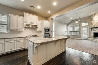 Building Photo - 1016 Somerset Cir