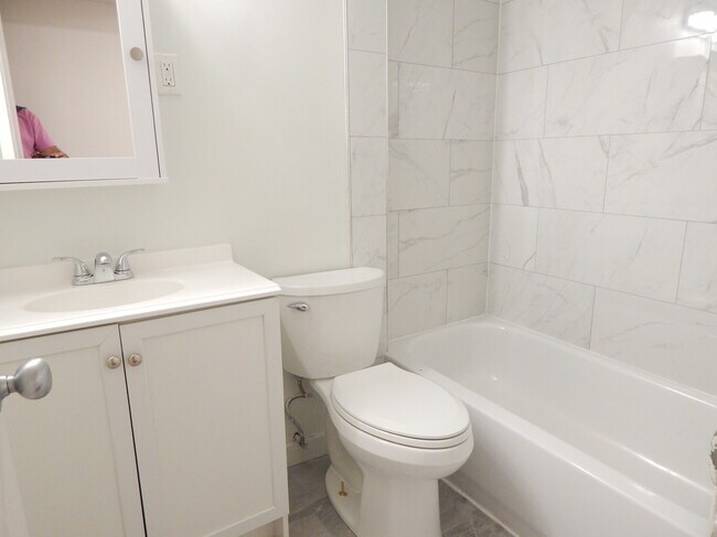 Building Photo - 2850 Barclay