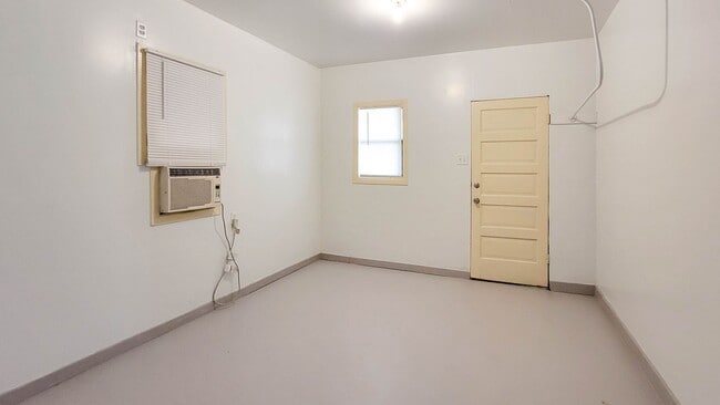 Building Photo - 704 Wellesley Rd