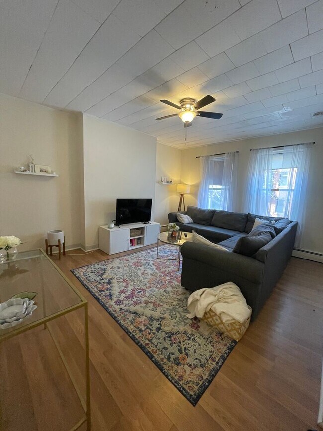 Foto del edificio - Spacious 3 Bedroom with no Living Room or ...