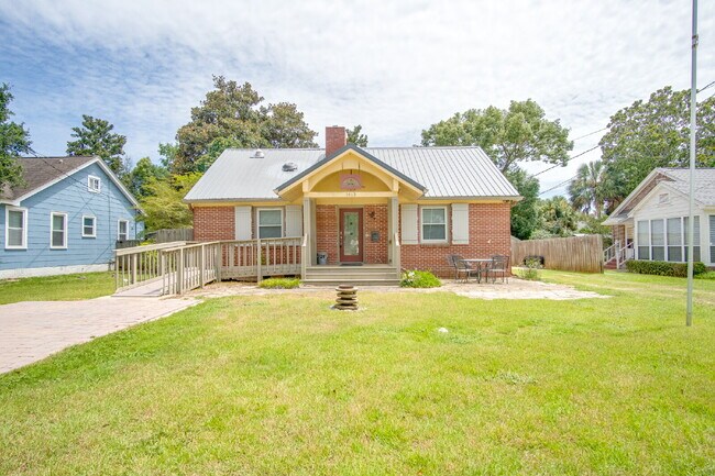 Foto del edificio - East Pensacola 4BR Home with Loft, Sunroom, Hardwood Floors & Updated Kitchen