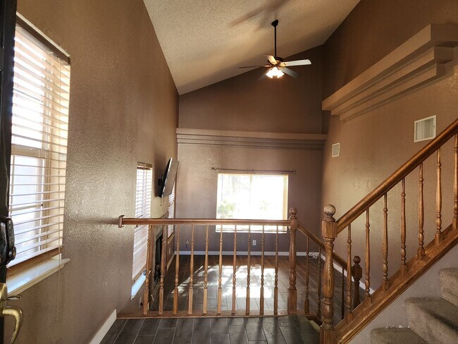 Building Photo - Awsome Home Conveniently Located To Fun & ...