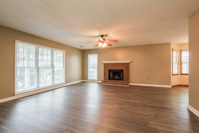 Building Photo - Lovely 3 Bedroom Home