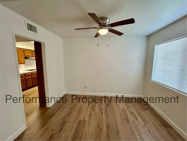 Building Photo - Spacious 3 Bed/2 Bath SW Bakersfield Home ...