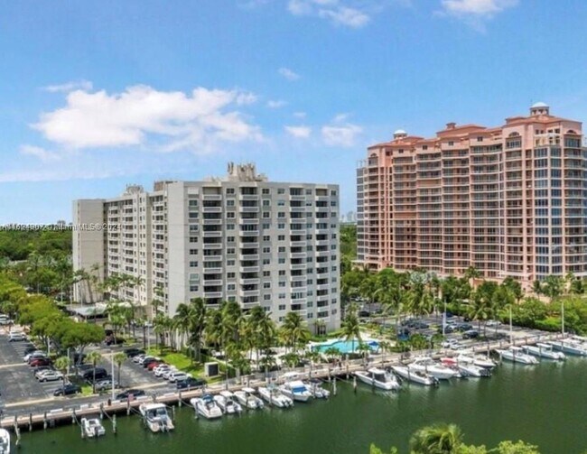Foto del edificio - 90 Edgewater Dr