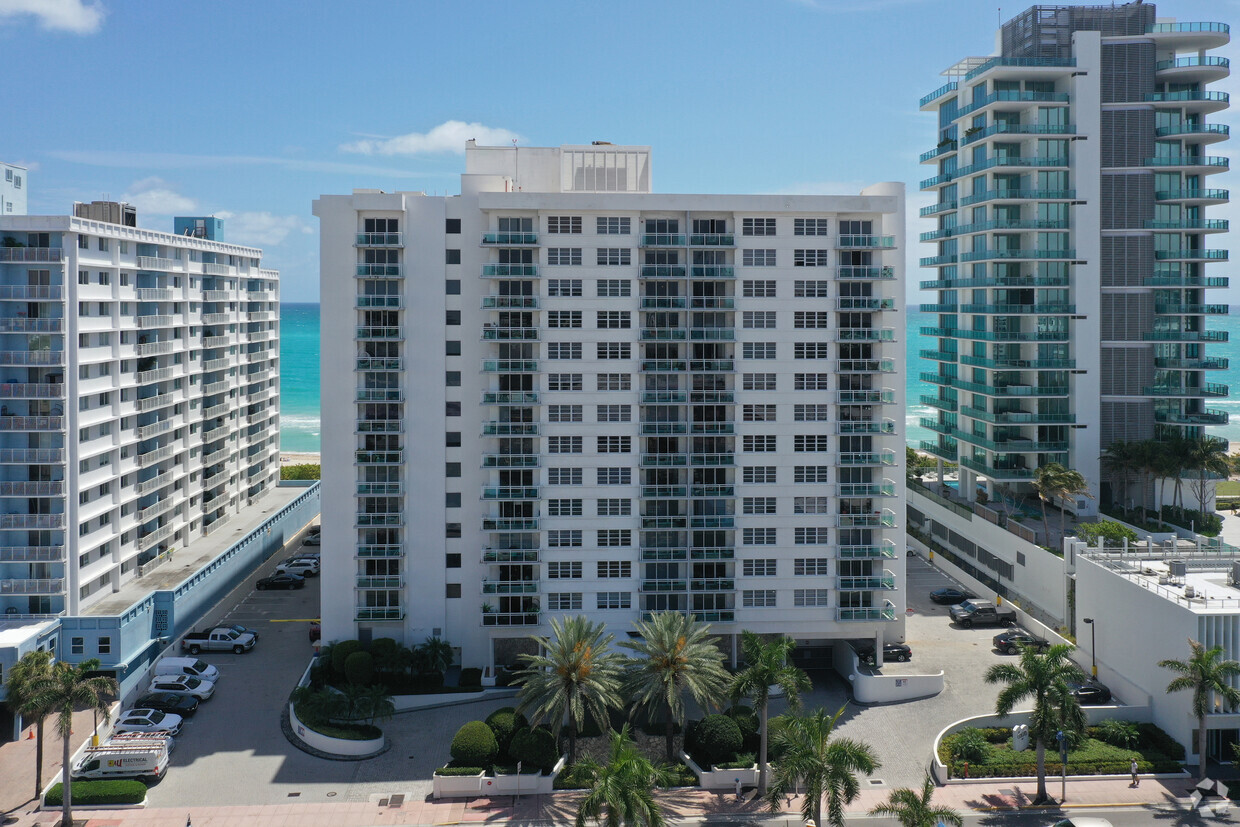 Building Photo - The Collins Condo