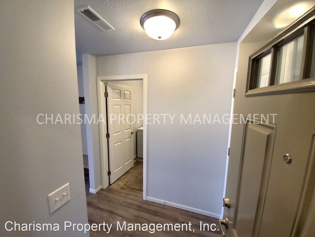 Building Photo - 404 N Sioux Blvd