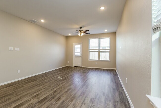 Building Photo - 16731 Rover Ln