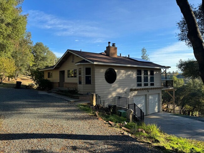 Foto del edificio - Country living but only 5 minutes to town!...