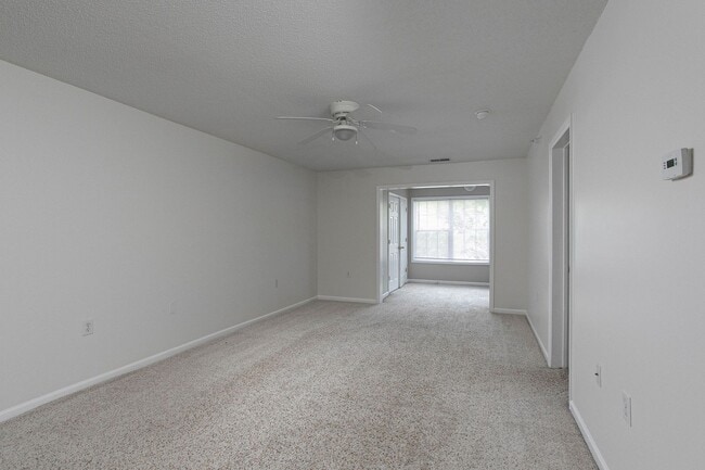Building Photo - Spacious 3 Bed 3 Bath Apartment near NCSU & Downtown Raleigh! Available August 15th!