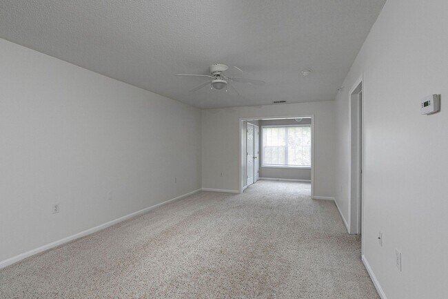 Foto del edificio - Spacious 3 Bed 3 Bath Apartment near NCSU & Downtown Raleigh! Available August 15th!