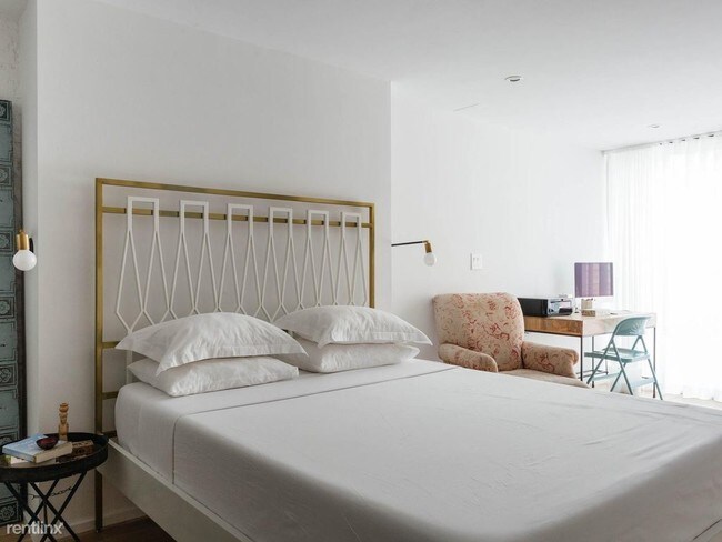 Foto del edificio - 2 br, 1 bath Apartment - 437 D St Apt 6A