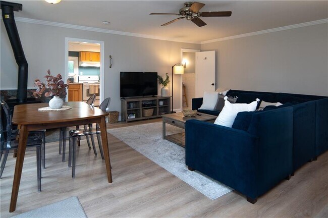 Building Photo - 543 Aquidneck Ave