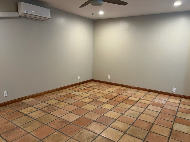 Foto del edificio - 15836 Hart St