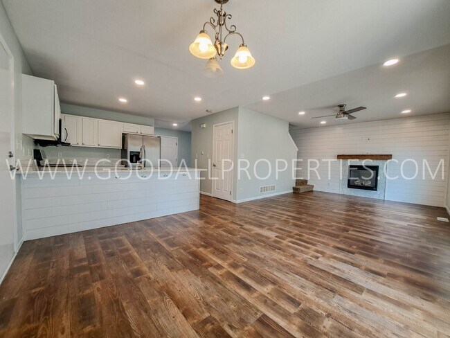 Building Photo - 3 Bedroom 3.5 Bath Urbandale Home with a l...