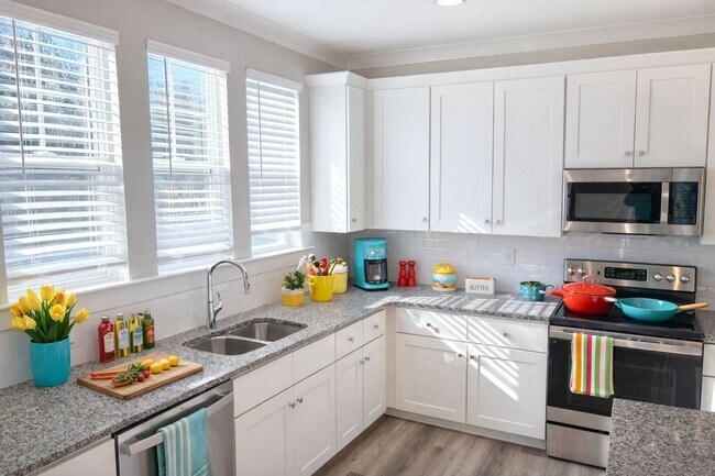 Foto del edificio - Completely NEW! 3BR w/ 2-Car Garage + Balcony