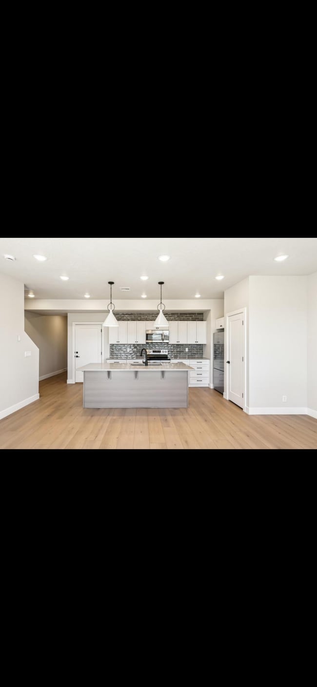 Building Photo - 3919 E Razor Dr