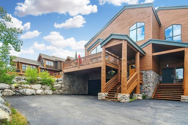 Foto del edificio - Flexible lease terms! Garage! Beautiful views!