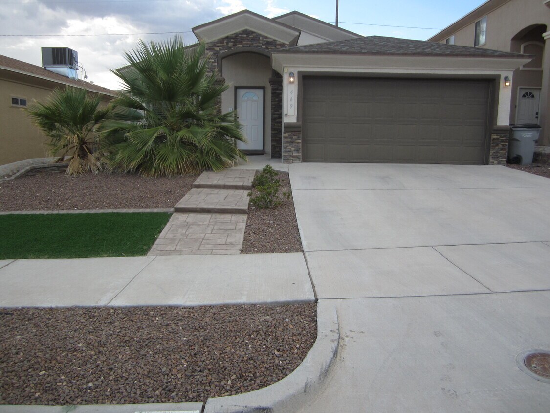 Primary Photo - 469 Prime Desert Dr