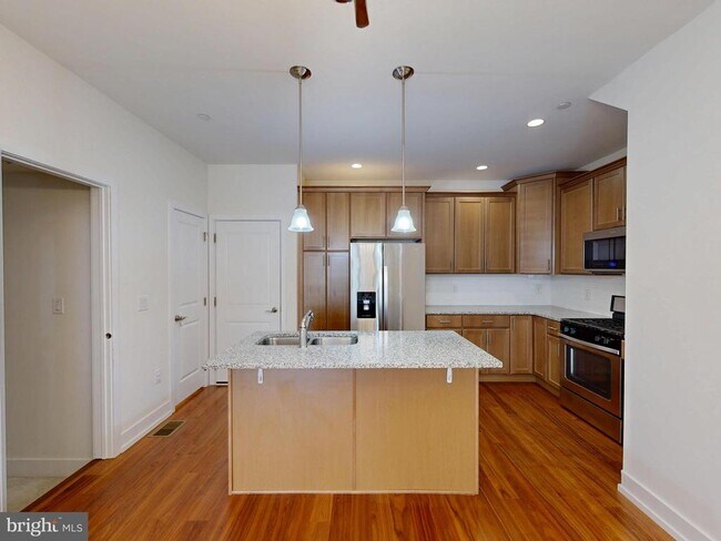Foto del edificio - 909 Lakeview Ct